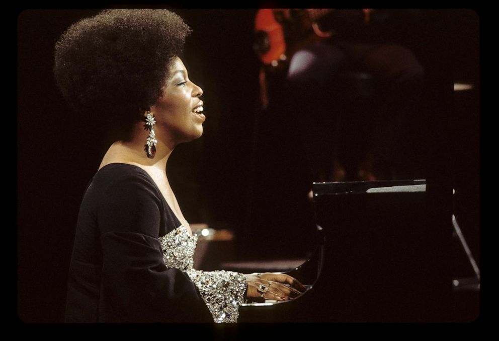 PHOTO: Roberta Flack sings on her TV special which aired on June 19, 1973.