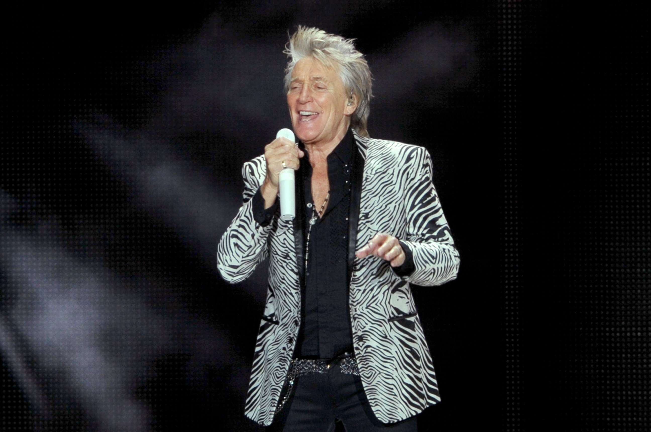 PHOTO: Rod Stewart performs at the Forum di Assago in Milan, Italy, Jan. 31, 2018.