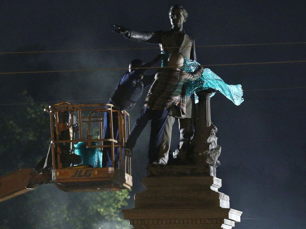PHOTO: A construction crew works to remove a monument of Jefferson Davis in New Orleans, May 11, 2017.
