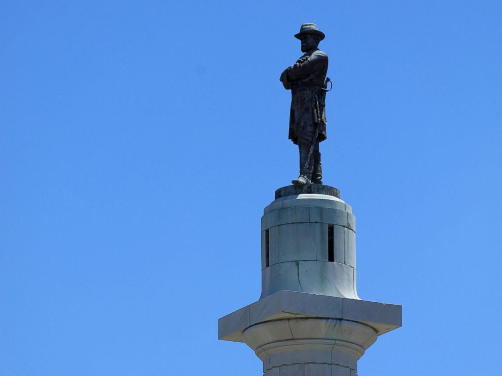 PHOTO: The Robert E. Lee Monument, located in Lee Circle in New Orleans, April 24, 2017.