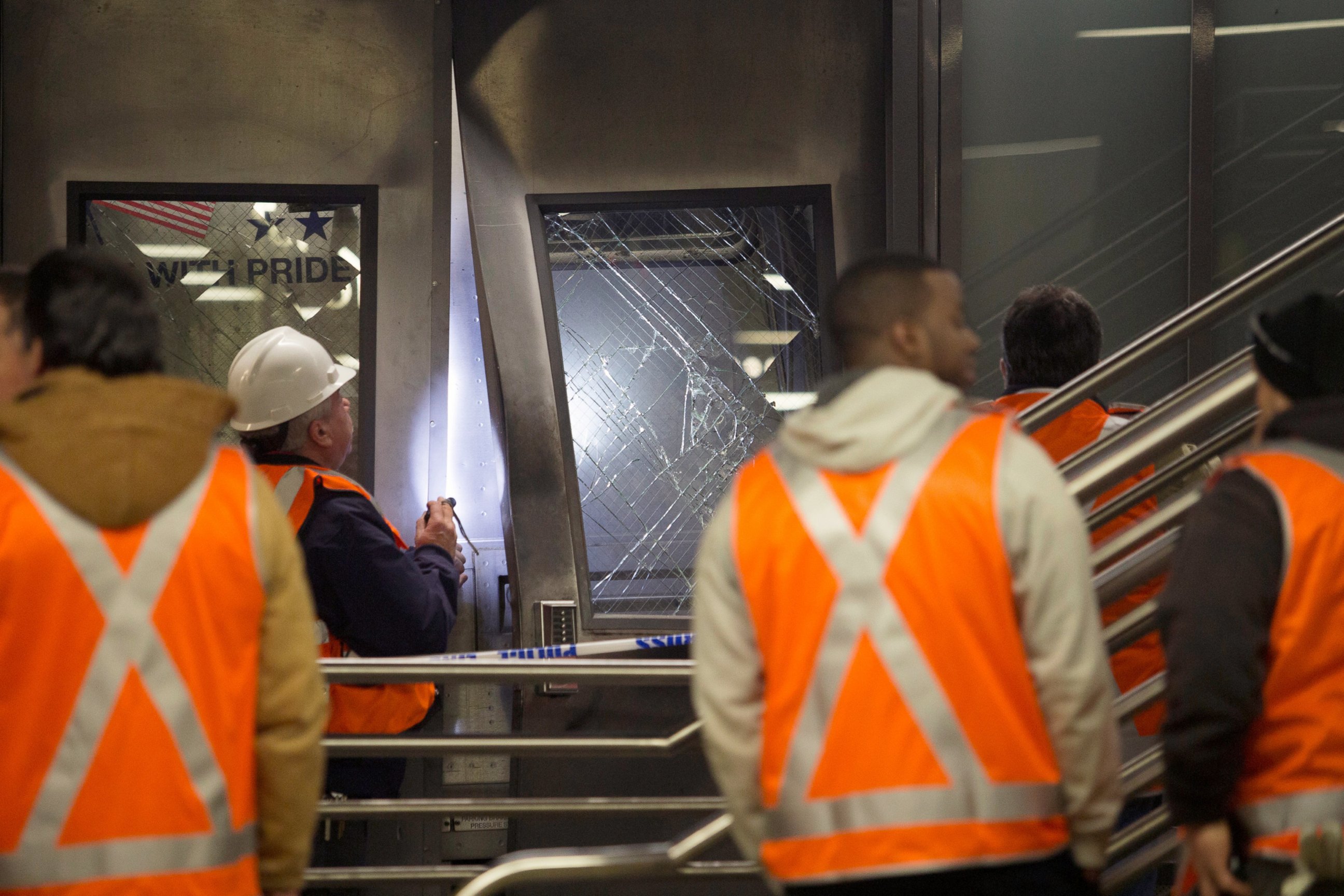 PHOTO: Officials investigate after a Long Island Railroad train that derailed at Atlantic Terminal in Brooklyn, New York City, Jan. 4, 2017.