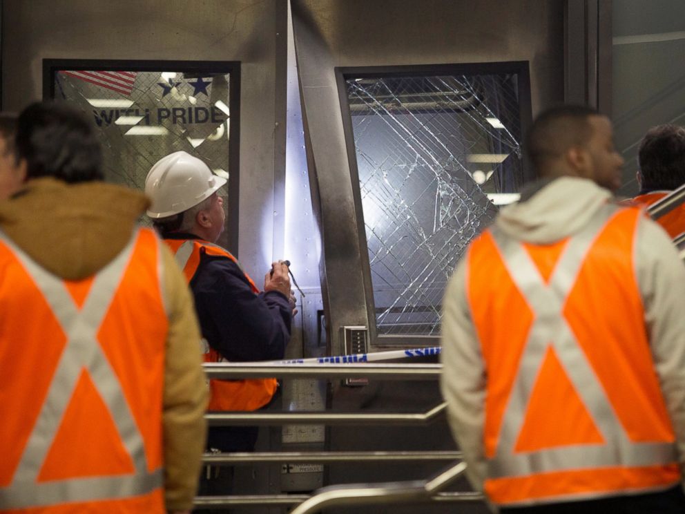 PHOTO: Officials investigate after a Long Island Railroad train that derailed at Atlantic Terminal in Brooklyn, New York City, Jan. 4, 2017.