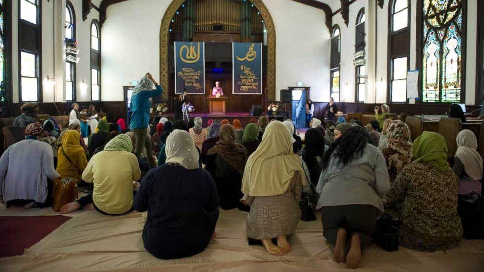 PHOTO: Muslim women kneel for the prayer service at the Women's Mosque of America in downtown Los Angeles, Jan. 30, 2015.  