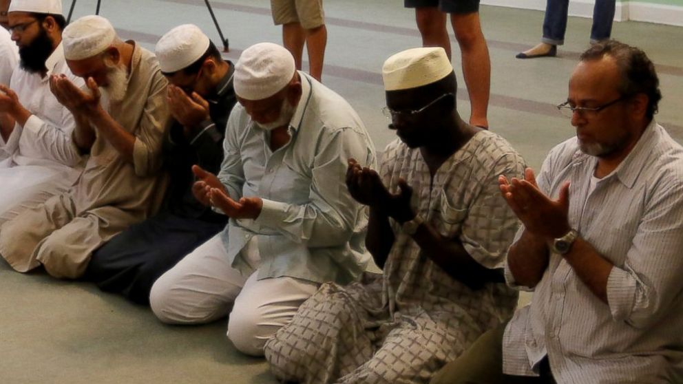 Worshippers listen as Imam Syed Shafeeq Rahman of the Islamic Center of Fort Pierce offers a prayer for victims of the Orlando shooting, in Fort Pierce, Florida, June 12, 2016.