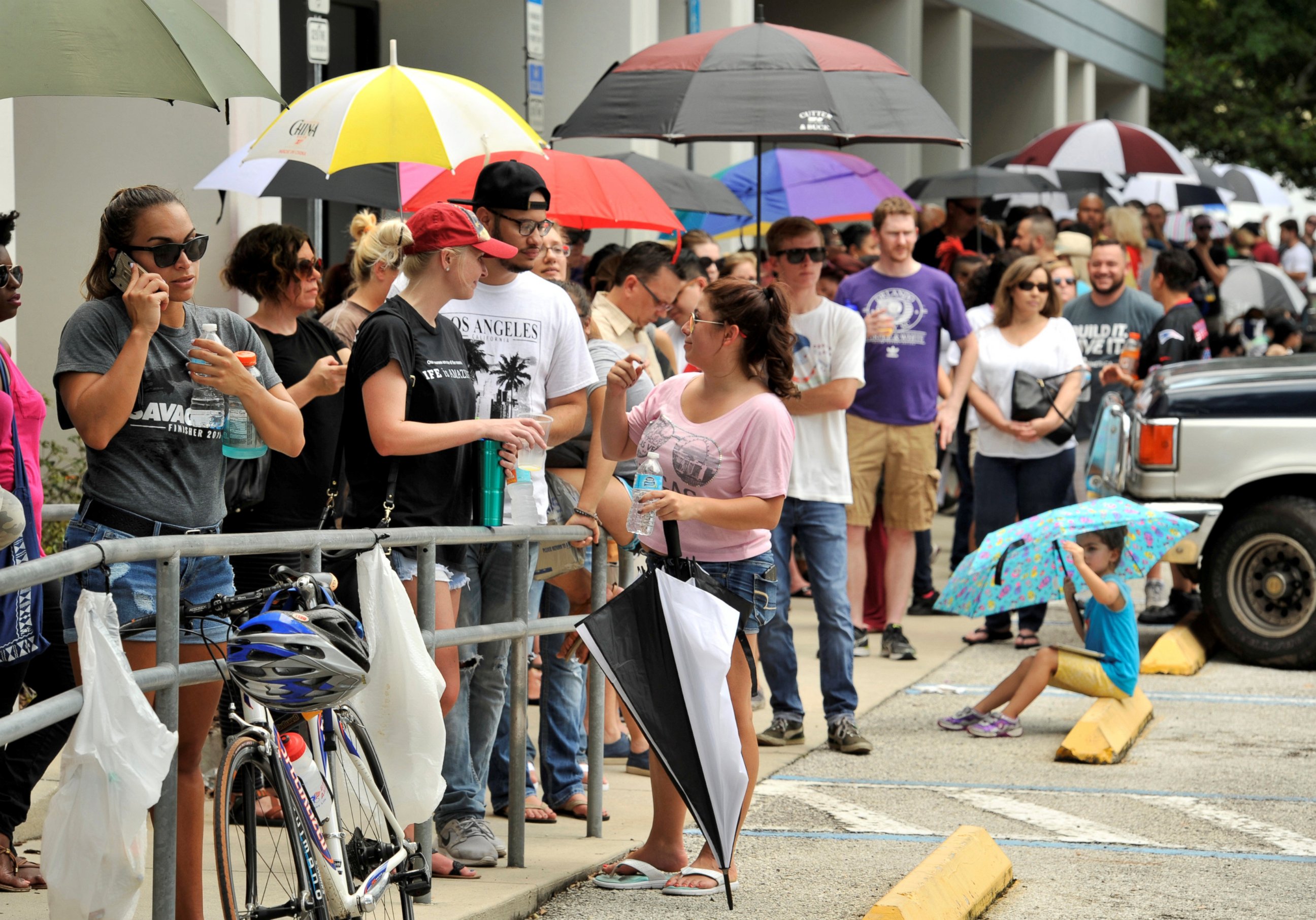 PHOTO: Hundreds of community members line up outside a clinic to donate blood after an early morning shooting attack at a gay nightclub in Orlando, Florida, June 12, 2016.