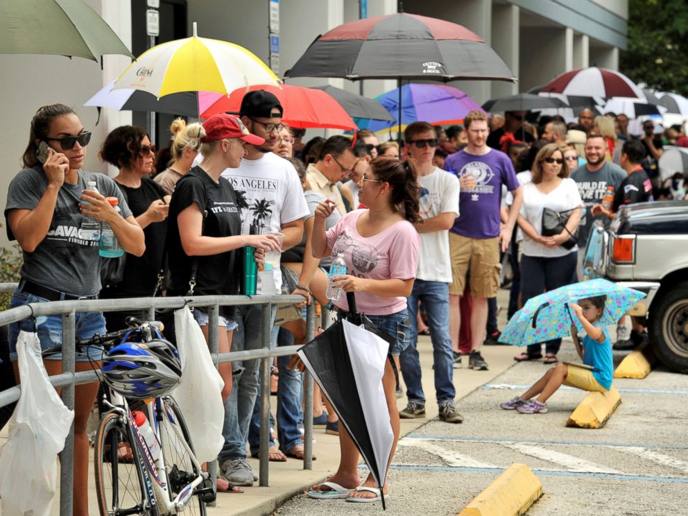 PHOTO: Hundreds of community members line up outside a clinic to donate blood after an early morning shooting attack at a gay nightclub in Orlando, Florida, June 12, 2016.