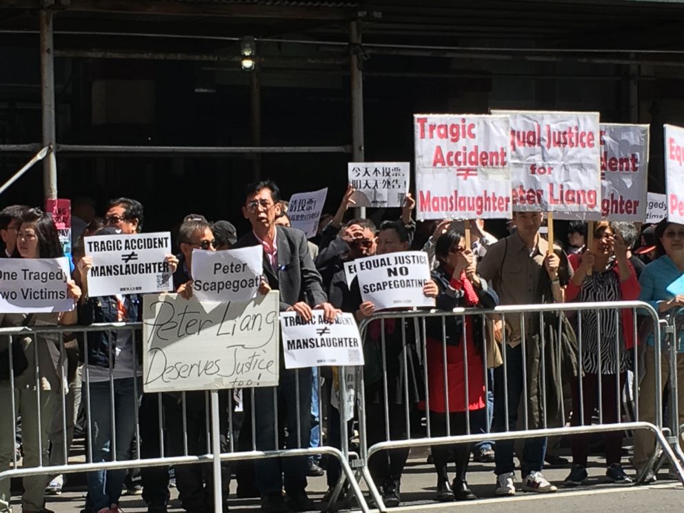 PHOTO: Protesters support former New York Police Officer Peter Liang outside a Brooklyn courthouse before his sentencing for manslaughter in the killing of Akai Gurley, in New York April 19, 2016.