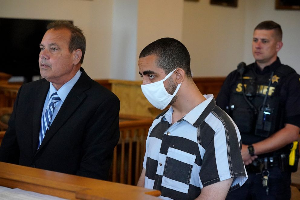 PHOTO: Hadi Matar, 24, center, listens to his public defense attorney Nathaniel Barone, left, addresses the judge while being arraigned in the Chautauqua County Courthouse in Mayville, New York, on Aug. 13, 2022.
