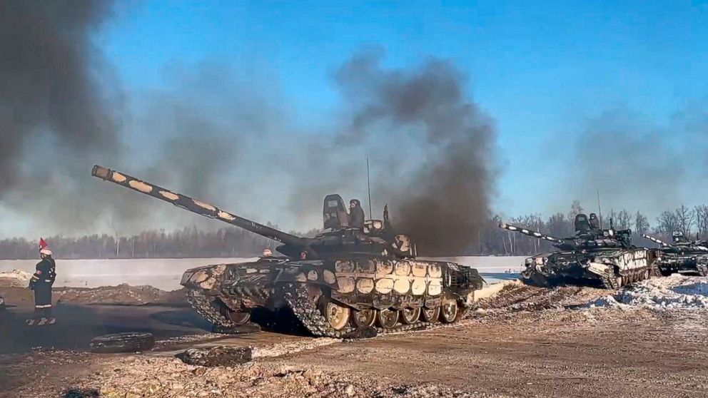 FOTOĞRAF: 15 Şubat 2022'de Rusya Savunma Bakanlığı Basın Servisi tarafından sağlanan videodan alınan bu fotoğrafta, Rus ordusu tankları Rusya'daki tatbikatların ardından kalıcı üslerine geri dönüyor.