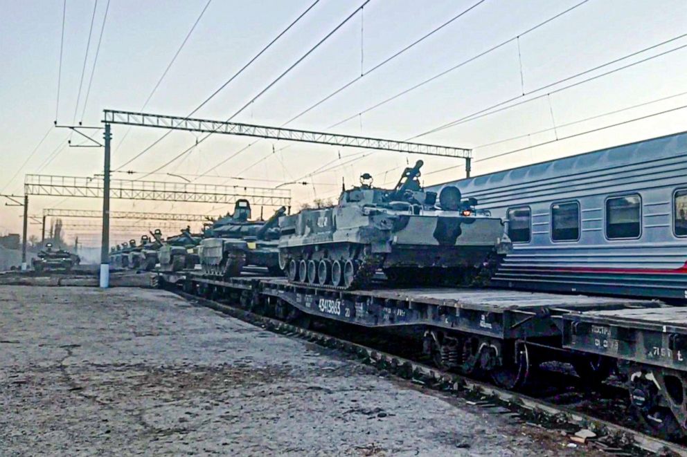 FOTOĞRAF: 15 Şubat 2022'de Rusya Savunma Bakanlığı Basın Servisi tarafından sağlanan videodan alınan bu fotoğrafta, Güney Rusya'daki askeri tatbikatların sona ermesinin ardından Rus zırhlı araçları demiryolu platformlarına yükleniyor.