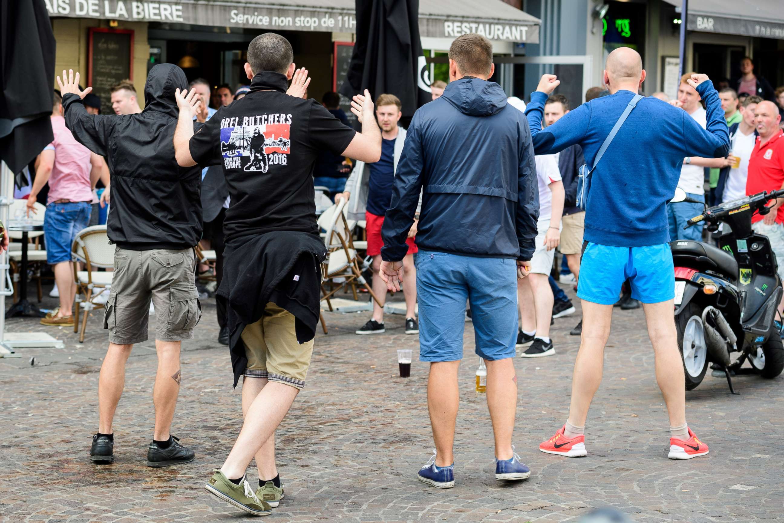 Russian hooligans france. Футбольные хулиганы одежда. Стиль одежды футбольных хулиганов. Шорты футбольных фанатов. Английские фанаты одежда.