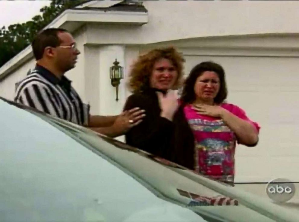 PHOTO: Steven and Marlene Aisenberg outside of their home after police have arrived to investigate the disappearance of their 5-month-old daughter Sabrina, Nov. 24, 1997, in Valrico Fla. 