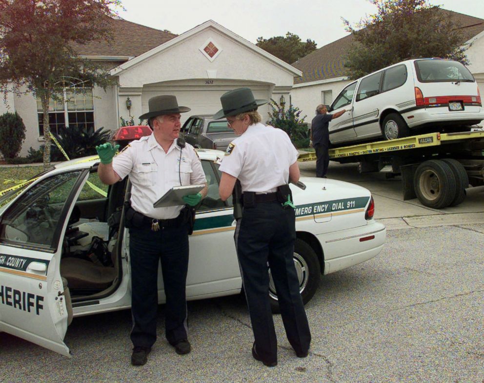 PHOTO: Hillsborough County Deputy Sheriff's investigate a 5-month-old Sabrina Aisenberg was kidnapped from a Florida home, Nov. 24, 1997.
