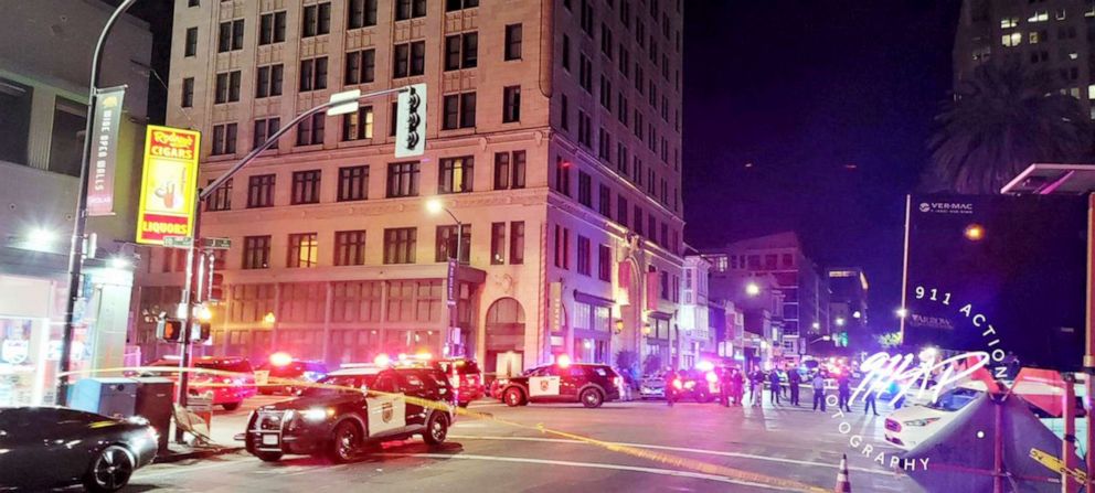 FOTO: Die Polizei untersucht die Folgen einer Massenerschießung in Sacramento am 3. April 2022.
