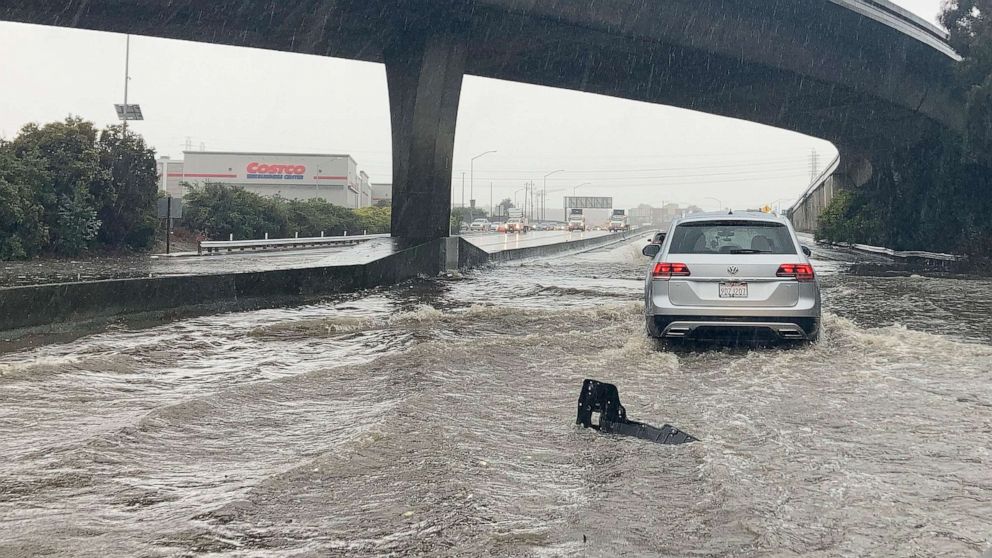 San Francisco enregistre des précipitations record alors que l’autoroute est inondée