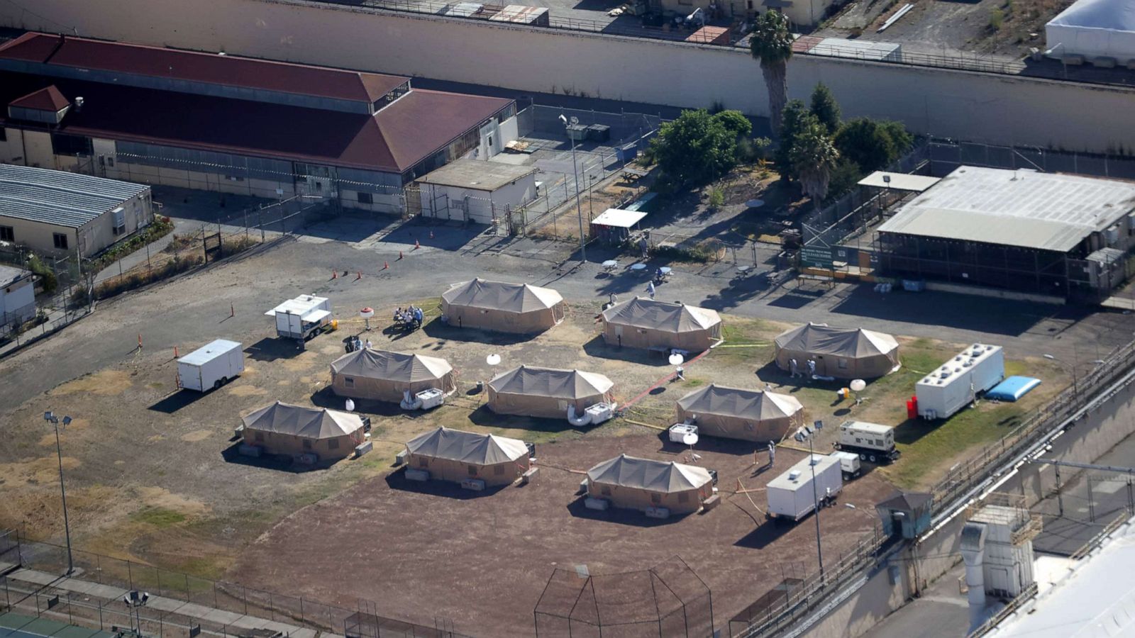 Coronavirus in California: Bay Area rapper E-40 donates 1,000 gallons of  hand sanitizer to San Quentin, Lompoc prisons - ABC7 San Francisco