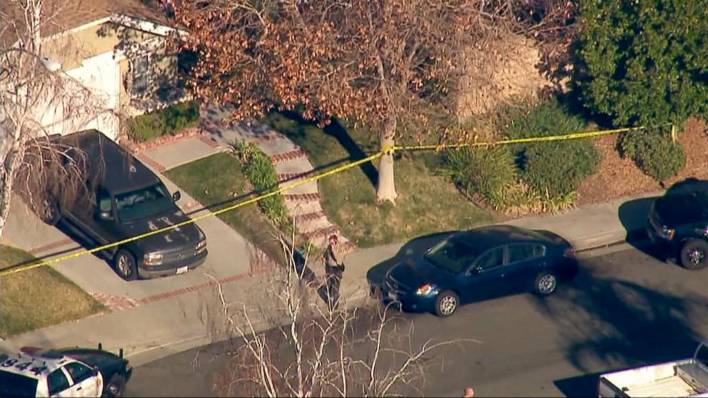 PHOTO: Los Angeles County homicide detectives investigate a scene in Santa Clarita, Calif., Jan. 5, 2018.