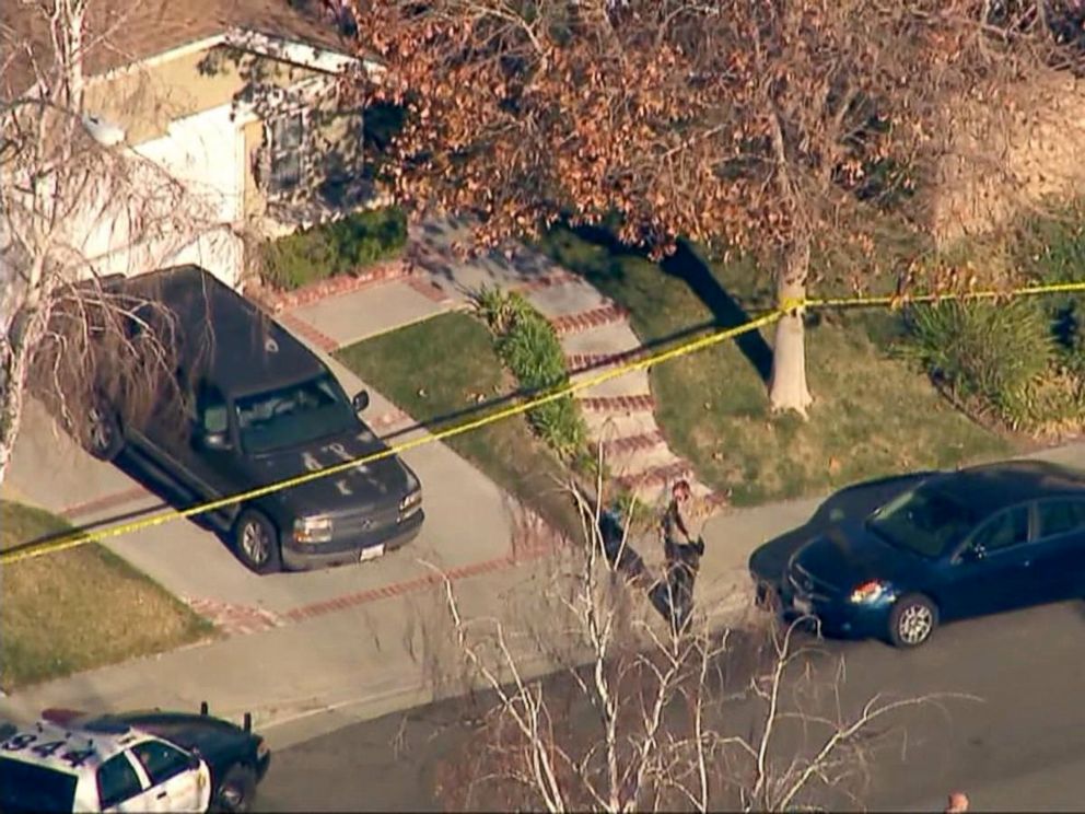 PHOTO: Los Angeles County homicide detectives investigate a scene in Santa Clarita, Calif., Jan. 5, 2018.