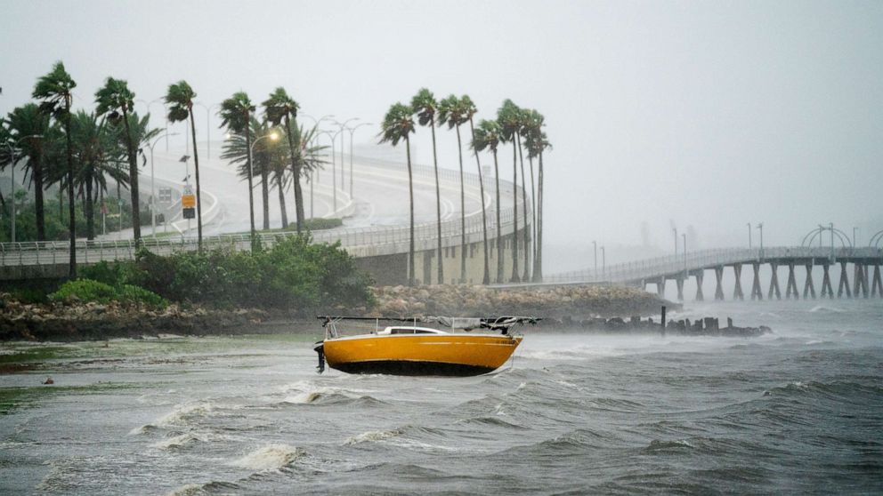 FOTO: En seilbåt vasker på grunt vann ved Sarasota Bay når orkanen Ian nærmer seg 28. september 2022 i Sarasota, Florida.