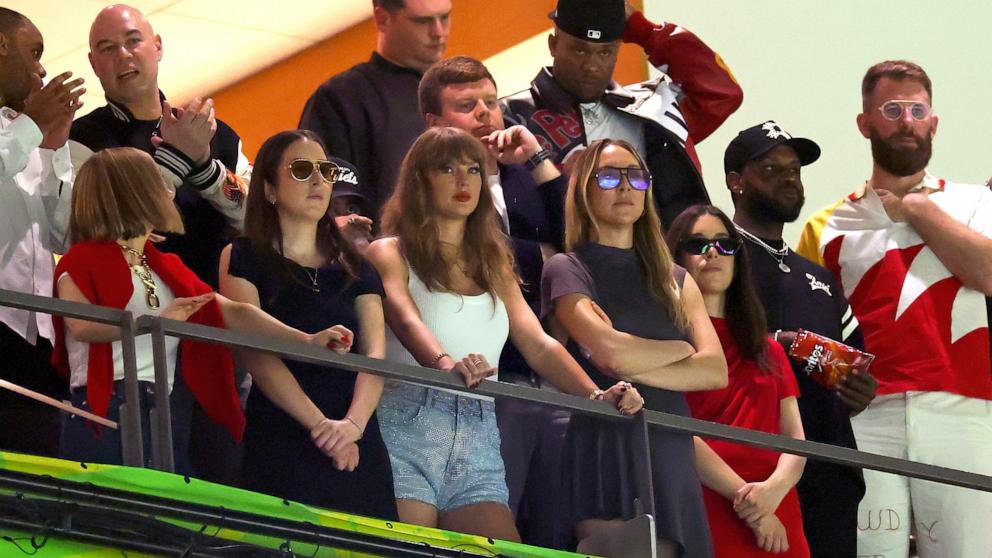 PHOTO: From left, Ashley Avignone, Alana Haim, Ross Travis, Taylor Swift, Este Haim, and Danielle Haim watch Super Bowl LIX, Feb. 9, 2025 in New Orleans.