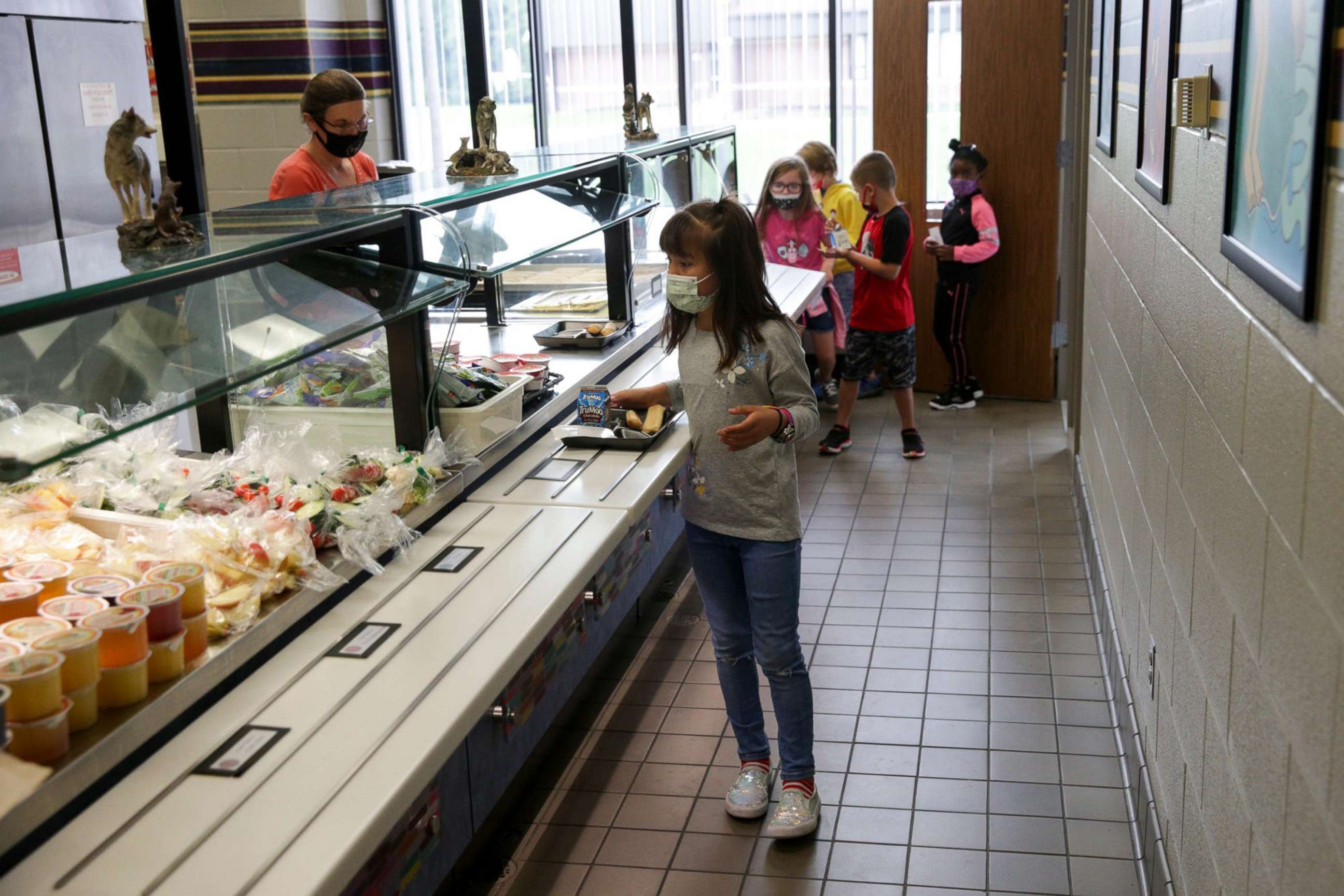 PHOTO: A student at Wea Ridge Elementary School collects her lunch tray in Lafayette, Ind., Oct. 14, 2021.
