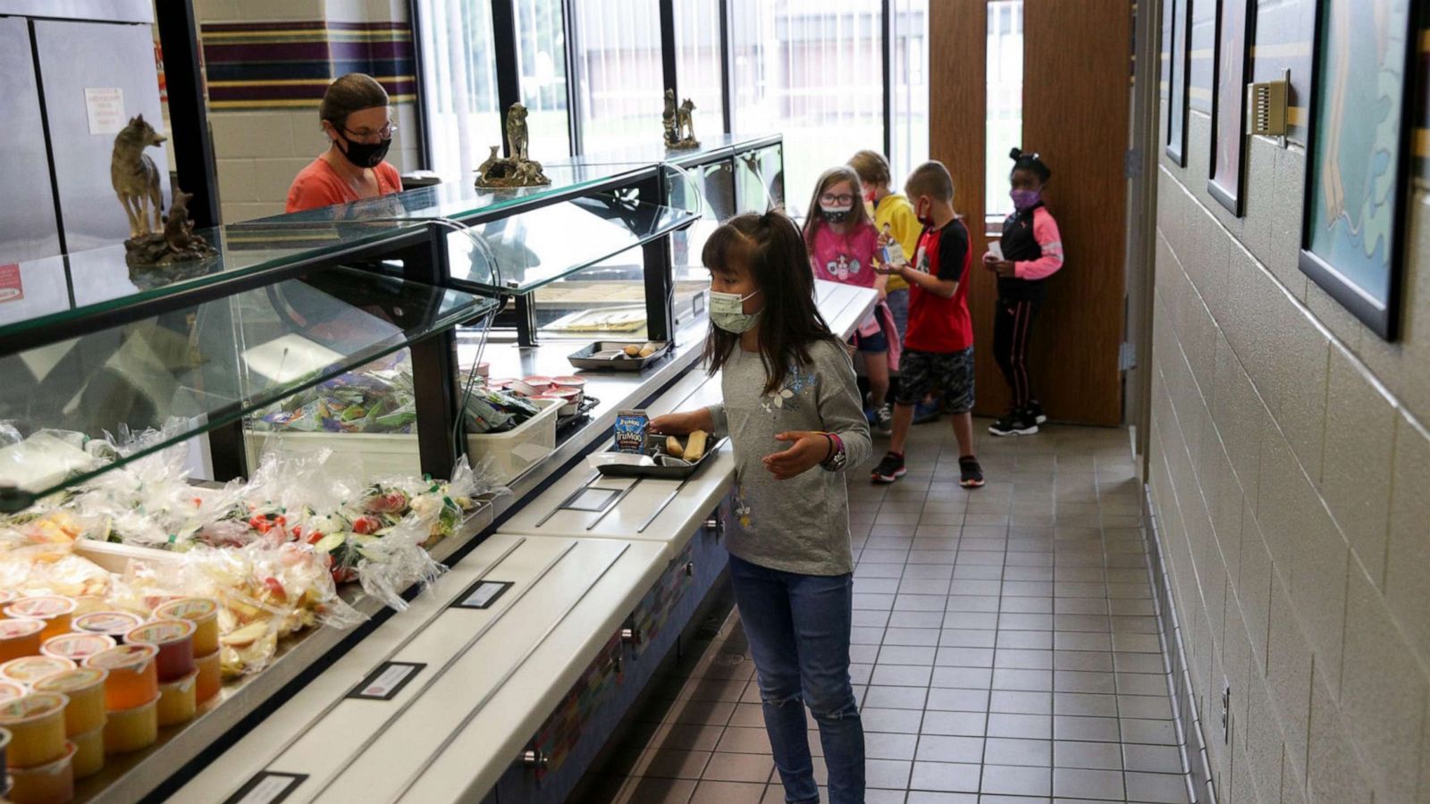 School cafeterias, already on the brink of collapse, brace for end of  COVID-era free meals - ABC News