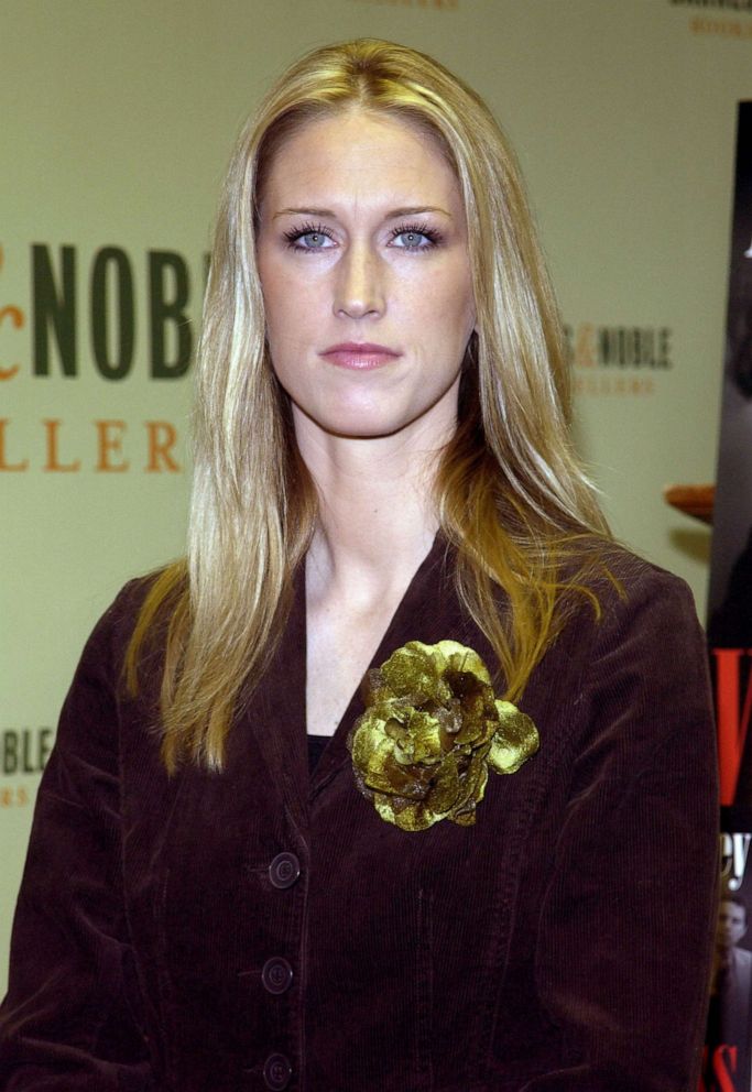 PHOTO: Amber Frey attends a book signing event for her book, "Witness for the Prosecution of Scott Peterson" at Barnes And Noble in New York City.