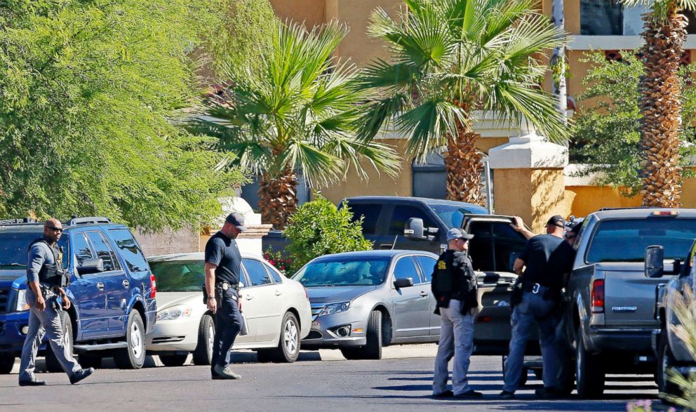 PHOTO: Police surround a hotel where a suspect wanted in multiple killings was staying in Scottsdale, Ariz.on June 4, 2018.