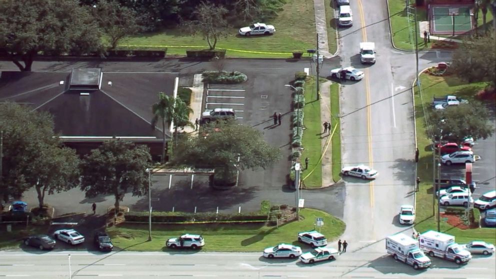 PHOTO: First responders are seen outside a SunTrust bank branch in Sebring, Fla., after reports of a shooting on Jan. 23, 2019.