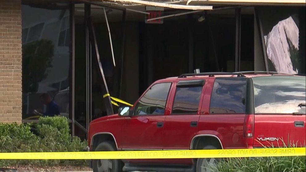 PHOTO: Police respond to the scene of a shooting in a SunTrust bank branch in Sebring, Fla., Jan. 23, 2019.