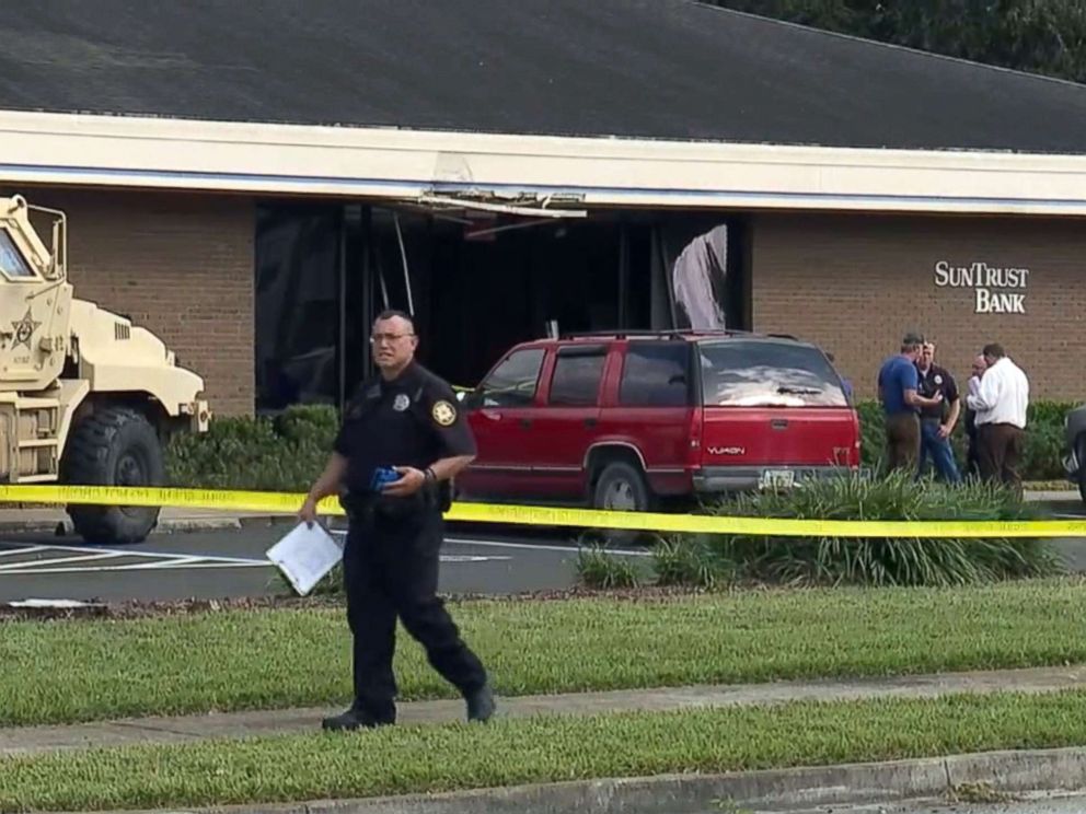 PHOTO: Police respond to the scene of a shooting in a SunTrust bank branch in Sebring, Fla., Jan. 23, 2019.