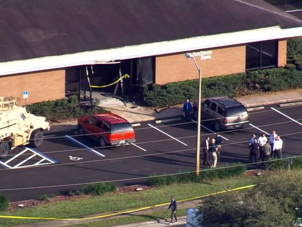 PHOTO: Police respond to the scene of a shooting in a SunTrust bank branch in Sebring, Fla., Jan. 23, 2019.