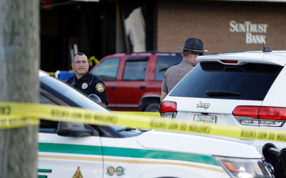 PHOTO: Law enforcement officials stand out in front of a SunTrust Bank branch, Wednesday, Jan. 23, 2019, in Sebring, Fla.