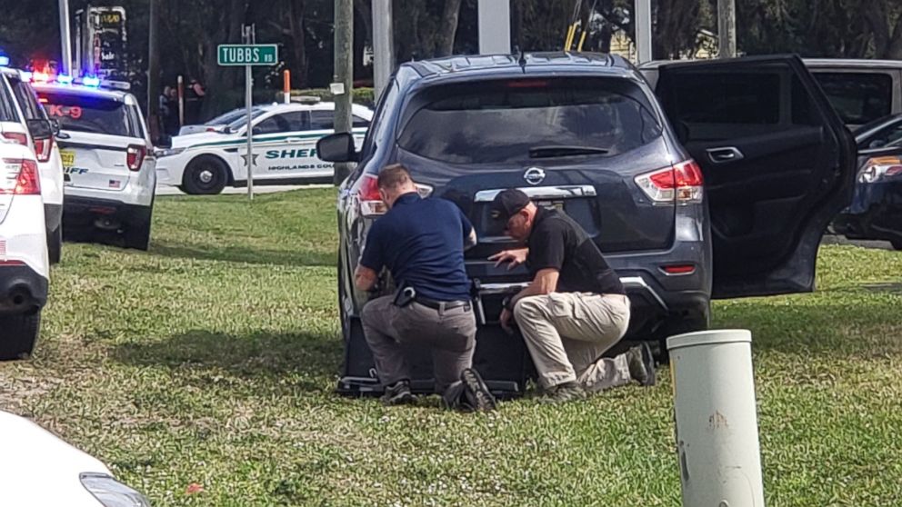 PHOTO: Police respond to the scene of a shooting in a SunTrust bank branch in Sebring, Fla., Jan. 23, 2019.