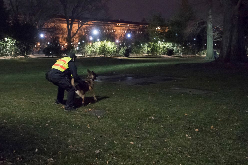 PHOTO: U.S. Secret Service holds first full scale training exercise on the White House grounds on the morning of Dec. 22, 2017.