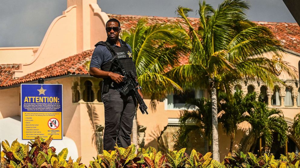 PHOTO: A secret service agent stands outside of the Mar-a-Lago Club, home of former US President Donald Trump, in Palm Beach, Florida, on April 1, 2023.