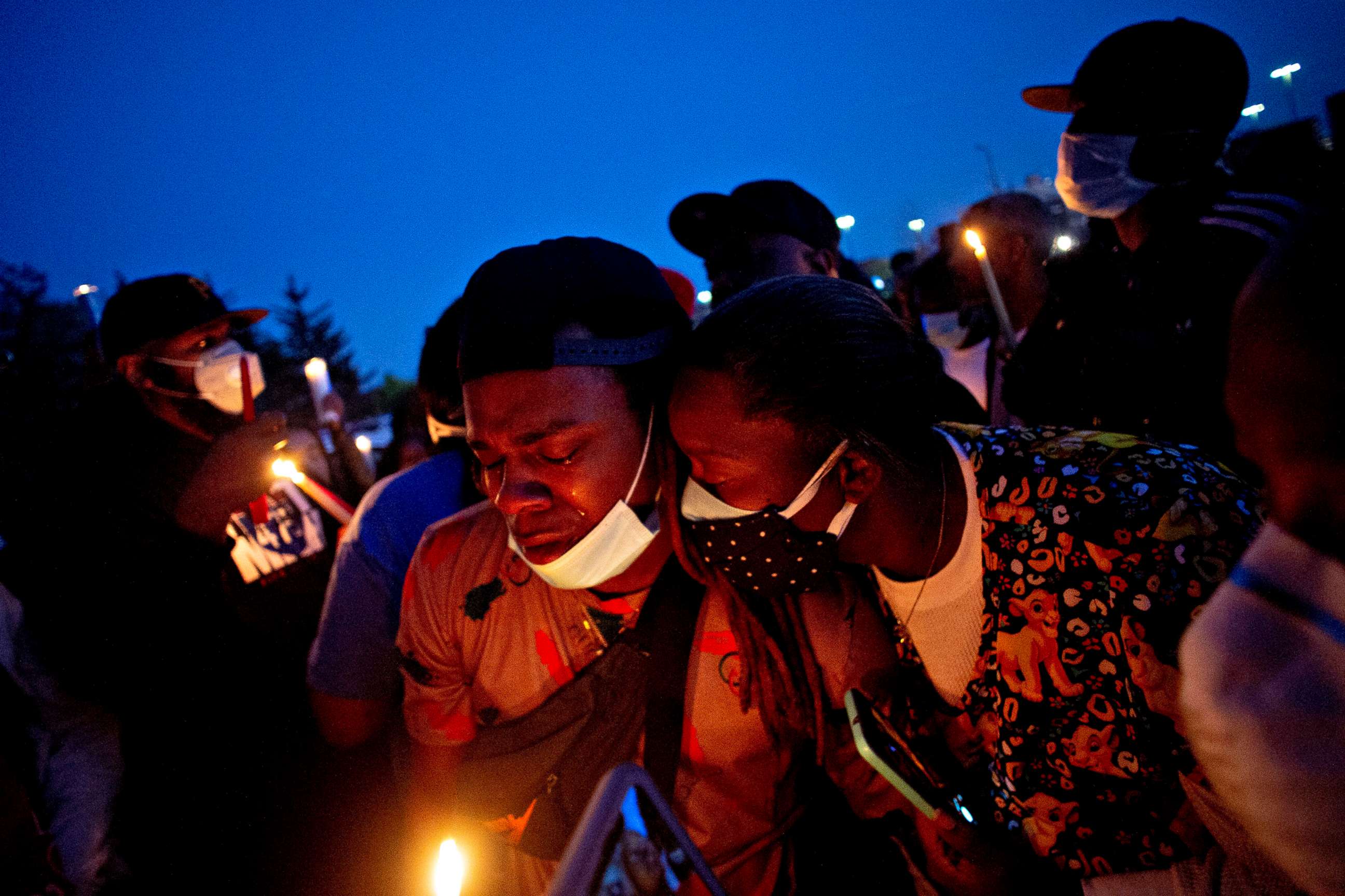 PHOTO: Maalik Mitchell, left, sheds tears as he says goodbye to his father, Calvin Munerlyn, during a vigil, May 3, 2020, in Flint, Mich.