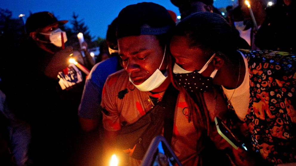 PHOTO: Maalik Mitchell, left, sheds tears as he says goodbye to his father, Calvin Munerlyn, during a vigil, May 3, 2020, in Flint, Mich.