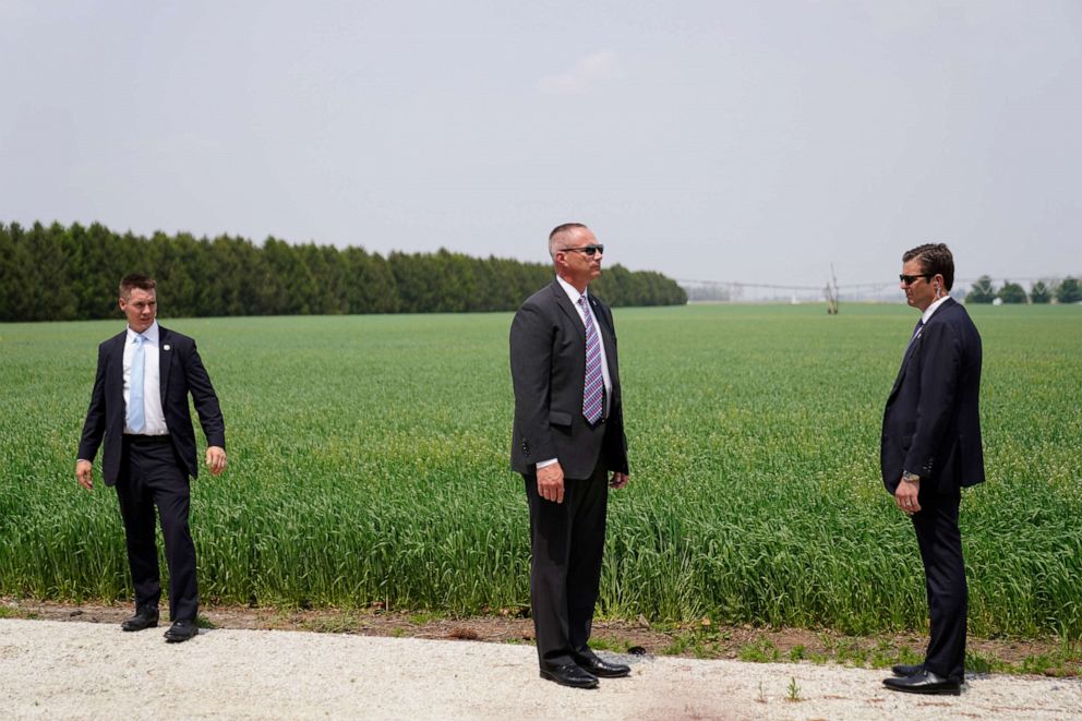 PHOTO: U.S. Secret Service agents stand watch as President Joe Biden visits O'Connor Farms, May 11, 2022, in Kankakee, Ill.