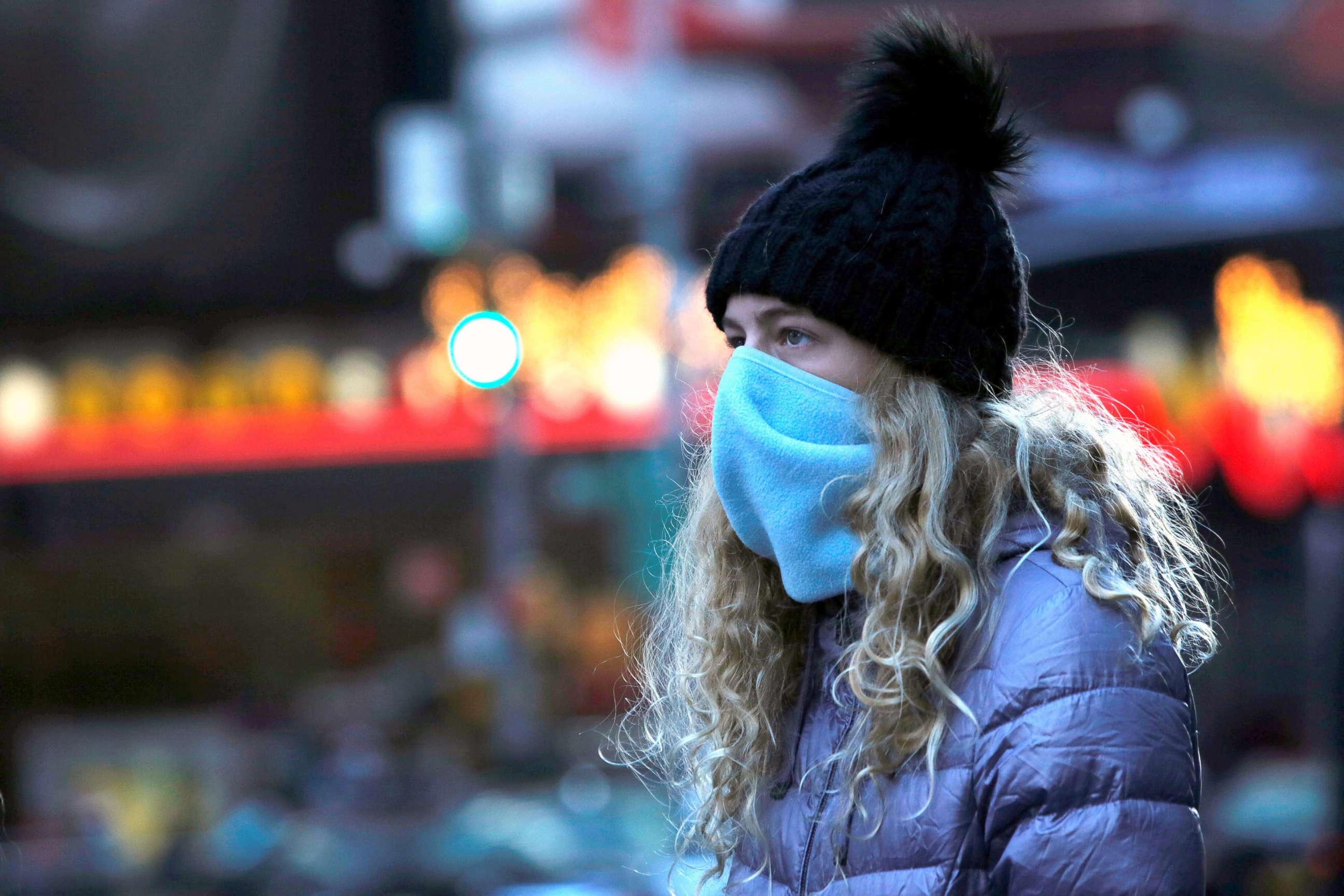 PHOTO: Tourist Ava Black of West Palm Beach in Fla. walks through Times Square as a cold weather front hits the region in Manhattan, in New York City, Dec. 29, 2017. 