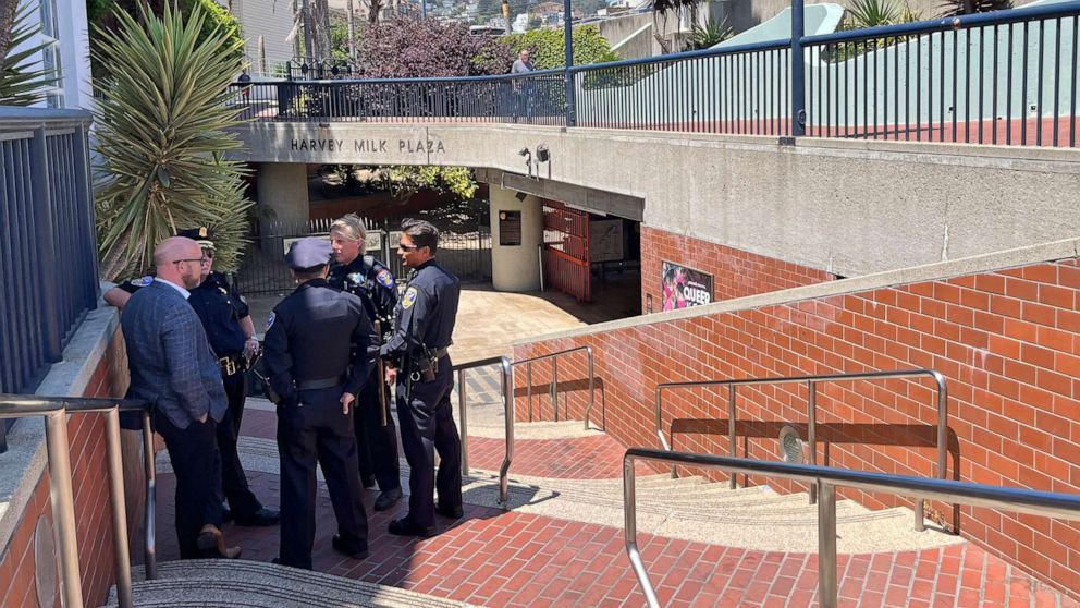 FOTO: Politiepersoneel overlegt buiten de ingang van het metrostation Castro Muni na een schietpartij in San Francisco, 22 juni 2022.