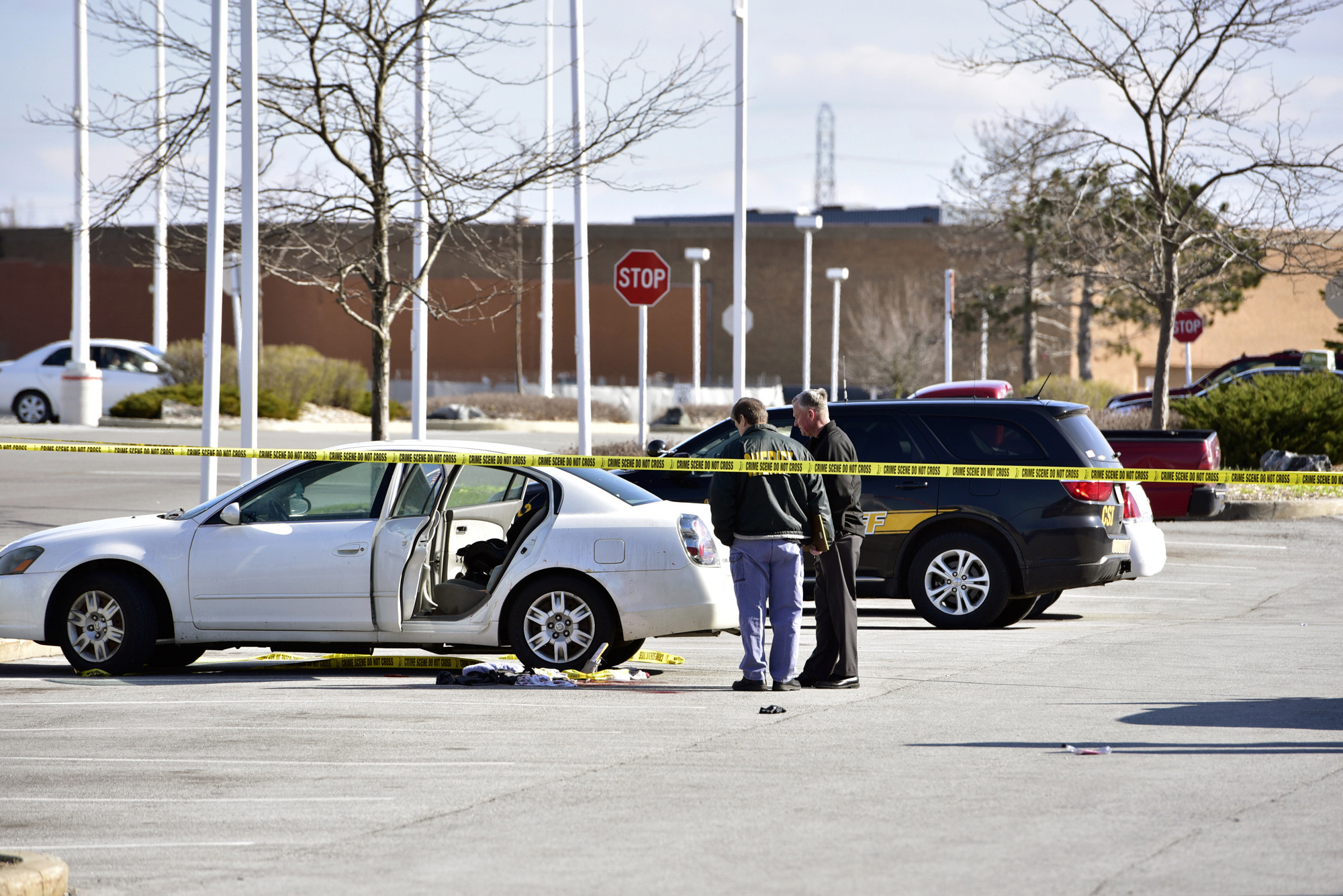 PHOTO: Police work the scene where a 3-year-old girl accidentally shot and wounded her pregnant mother in a car parked outside a northwestern Indiana thrift store, April 18, 2017.