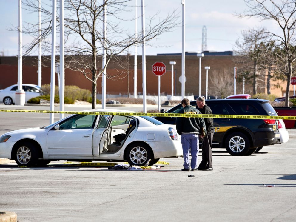 PHOTO: Police work the scene where a 3-year-old girl accidentally shot and wounded her pregnant mother in a car parked outside a northwestern Indiana thrift store, April 18, 2017.