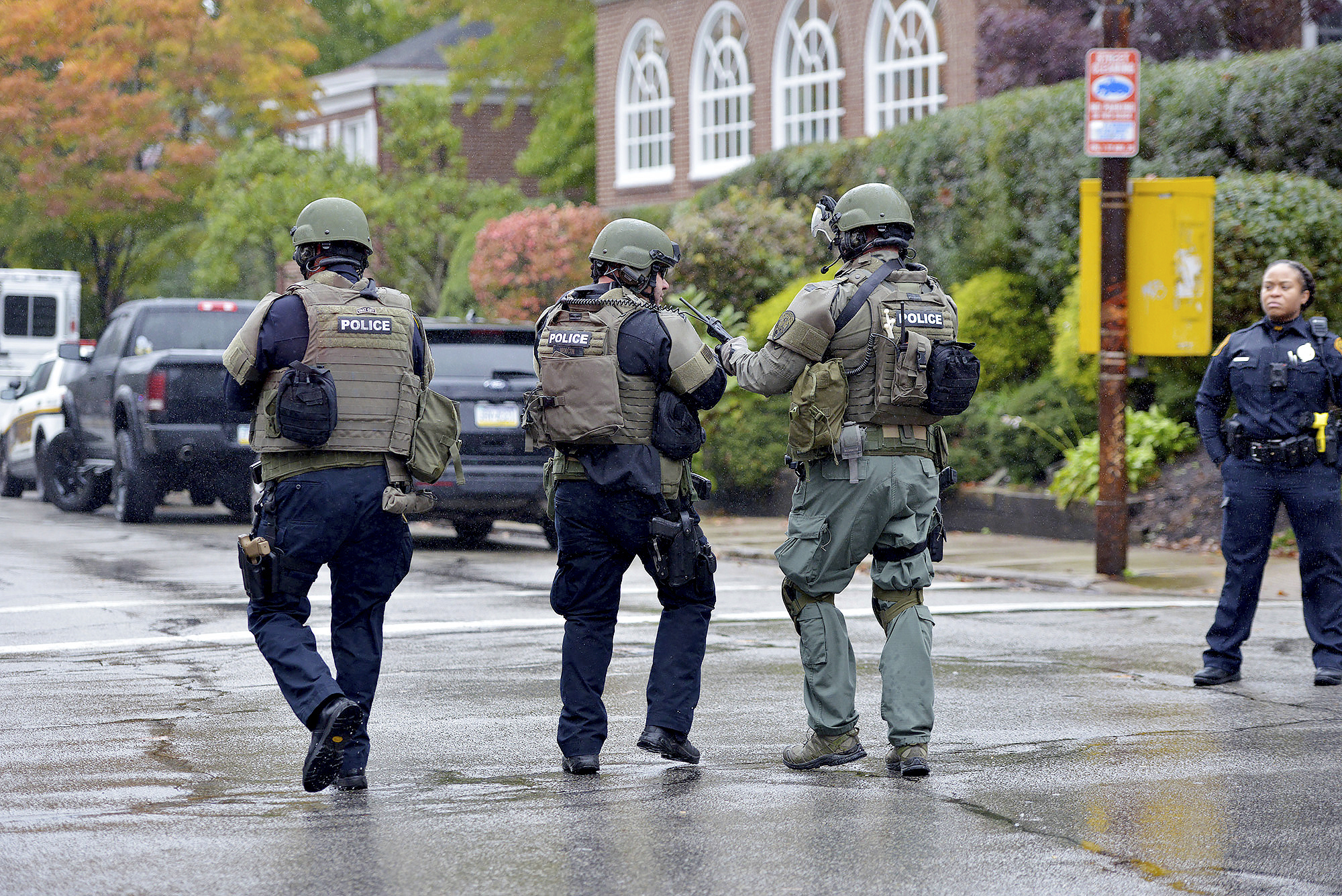 PHOTO: Police respond to an active shooter situation at the Tree of Life synagogue in Pittsburgh, Oct. 27, 2018.