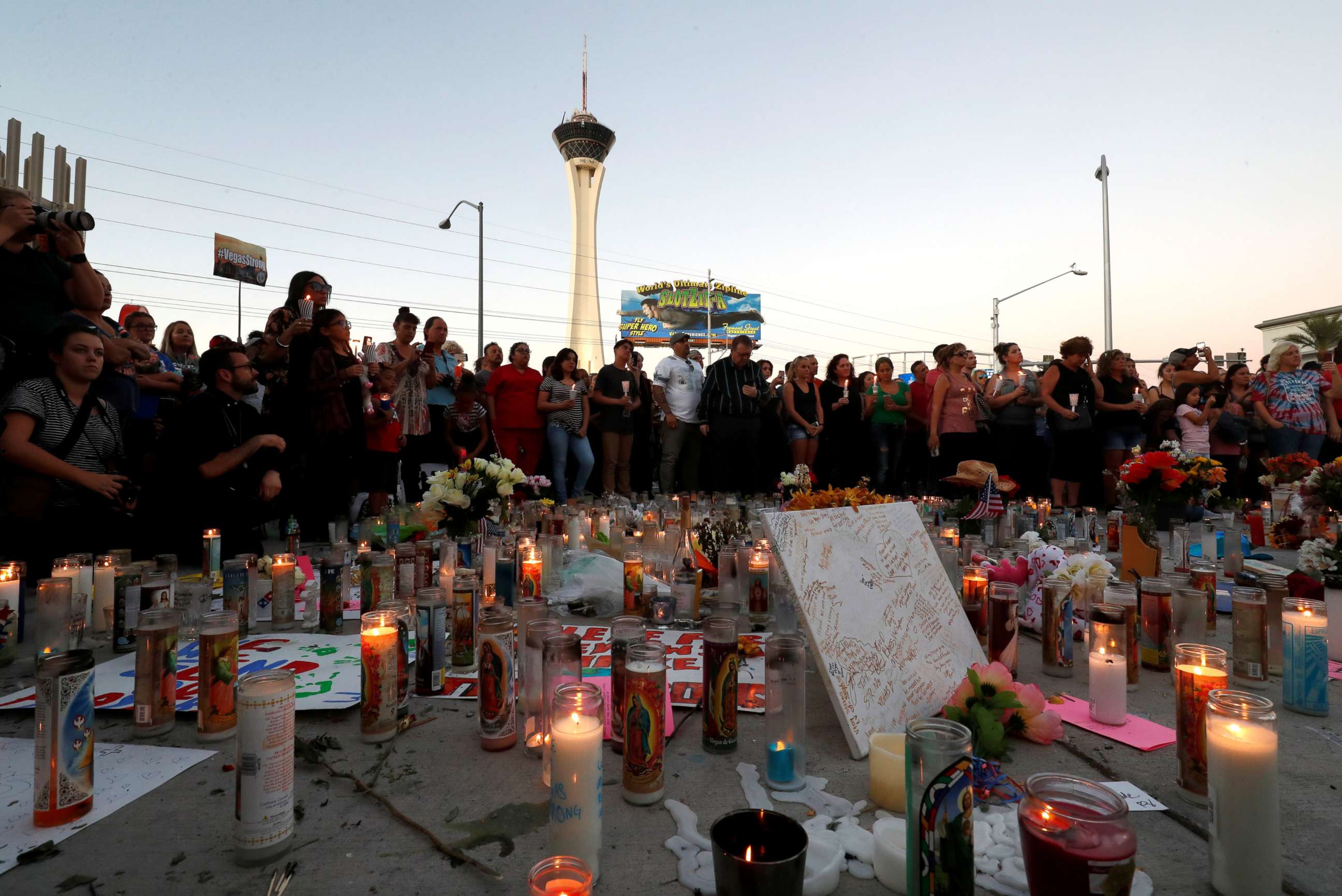 PHOTO: Hundreds of people attend a vigil marking the one-week anniversary of the Oct. 1, mass shooting in Las Vegas, Oct. 8, 2017.