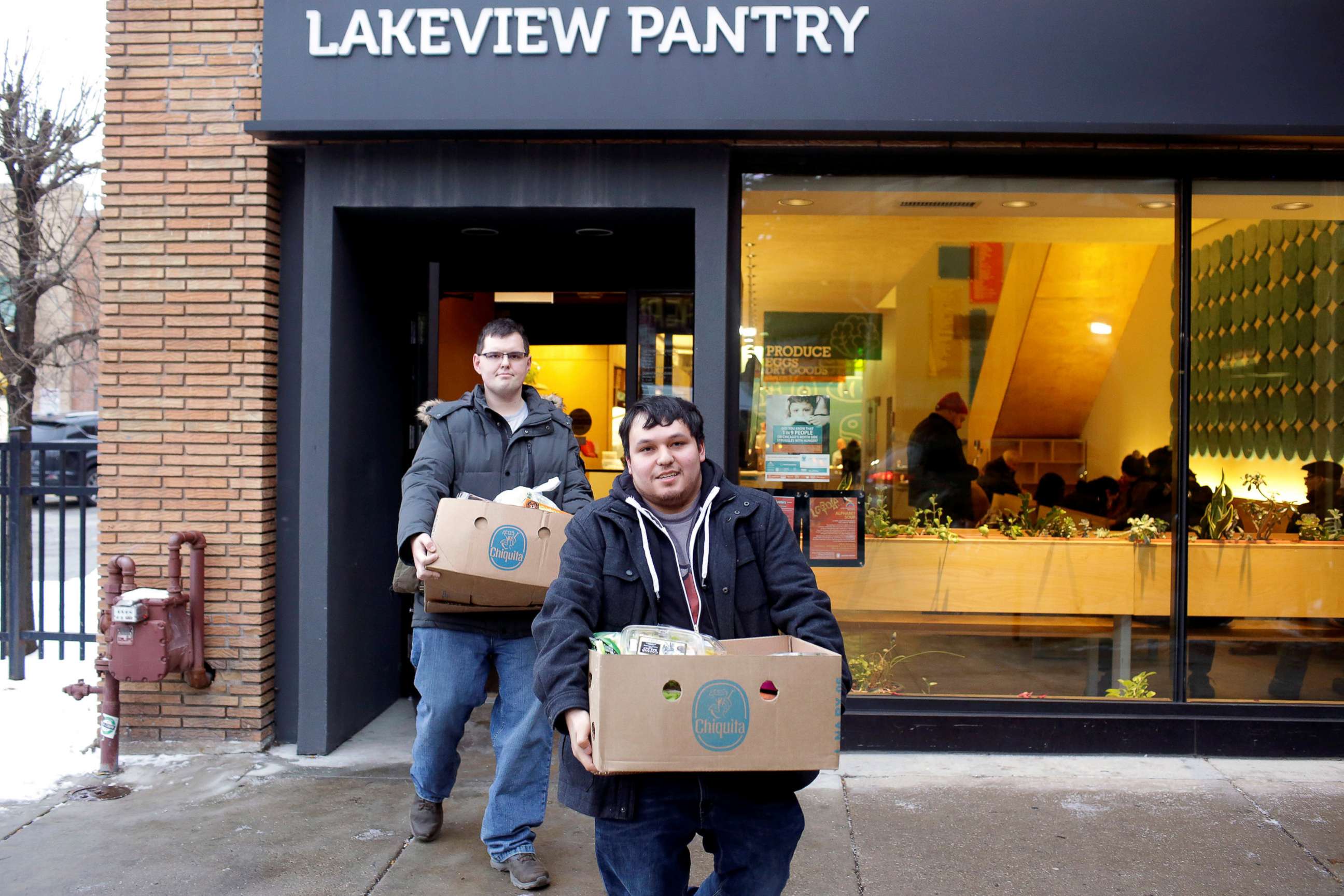 PHOTO: TSA worker John Salinas, right, and his fiancee Ryan Farmer leave the Lakeview Pantry after receiving food in Chicago, Jan. 14, 2019. 