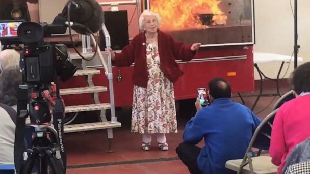 96-year-old woman with dementia wows crowd with flawless singing | GMA