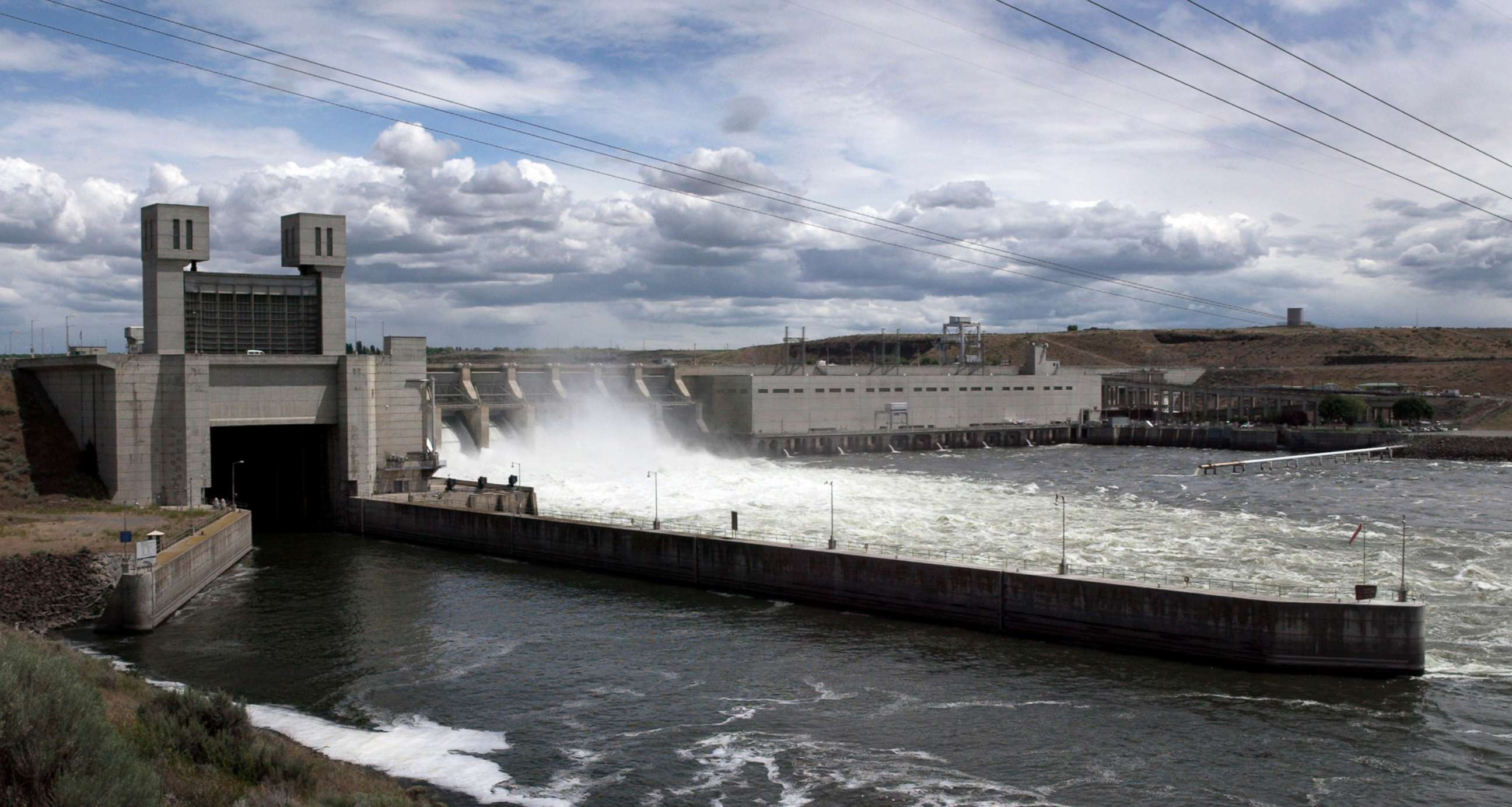 PHOTO: The Ice Harbor Lock and Dam on the lower Snake River is seen June 6, 2005, near Burbank, Wash.