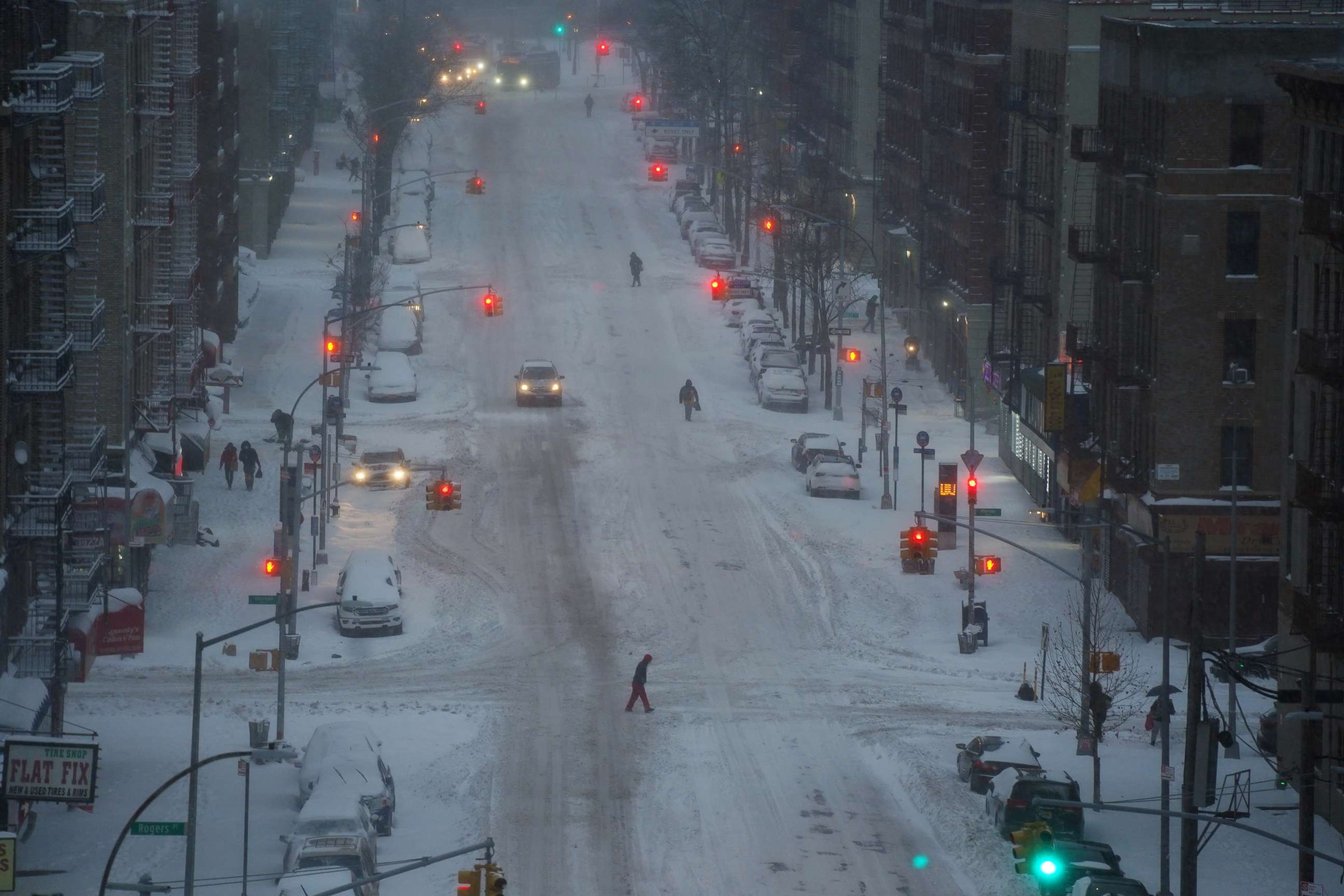 PHOTO:Snow falls during a Nor'easter storm in New York City, New York, U.S., Dec. 17, 2020.