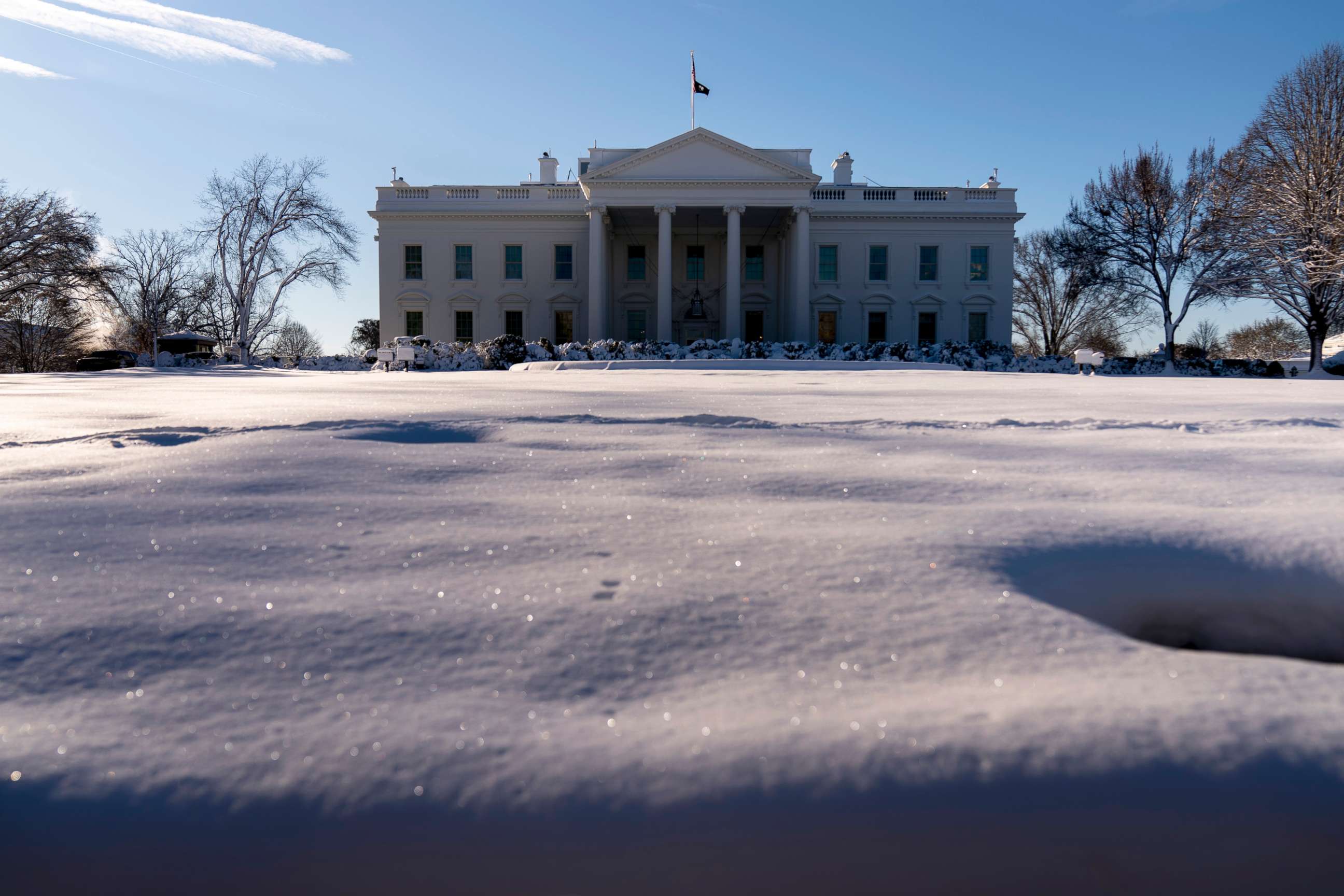 PHOTO: Snow covers the ground outside the White House in Washington, Jan. 4, 2022.